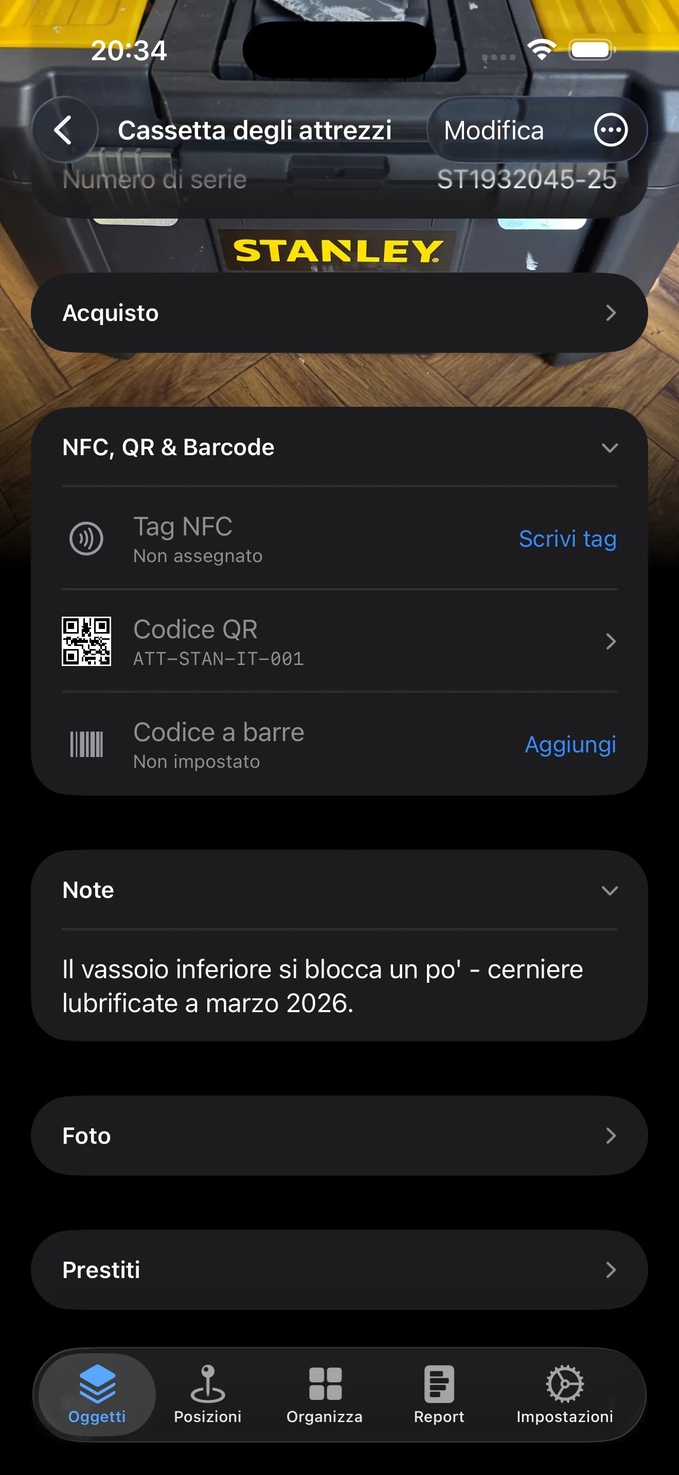 Oggetto con tag NFC, codice QR e codice a barre collegati