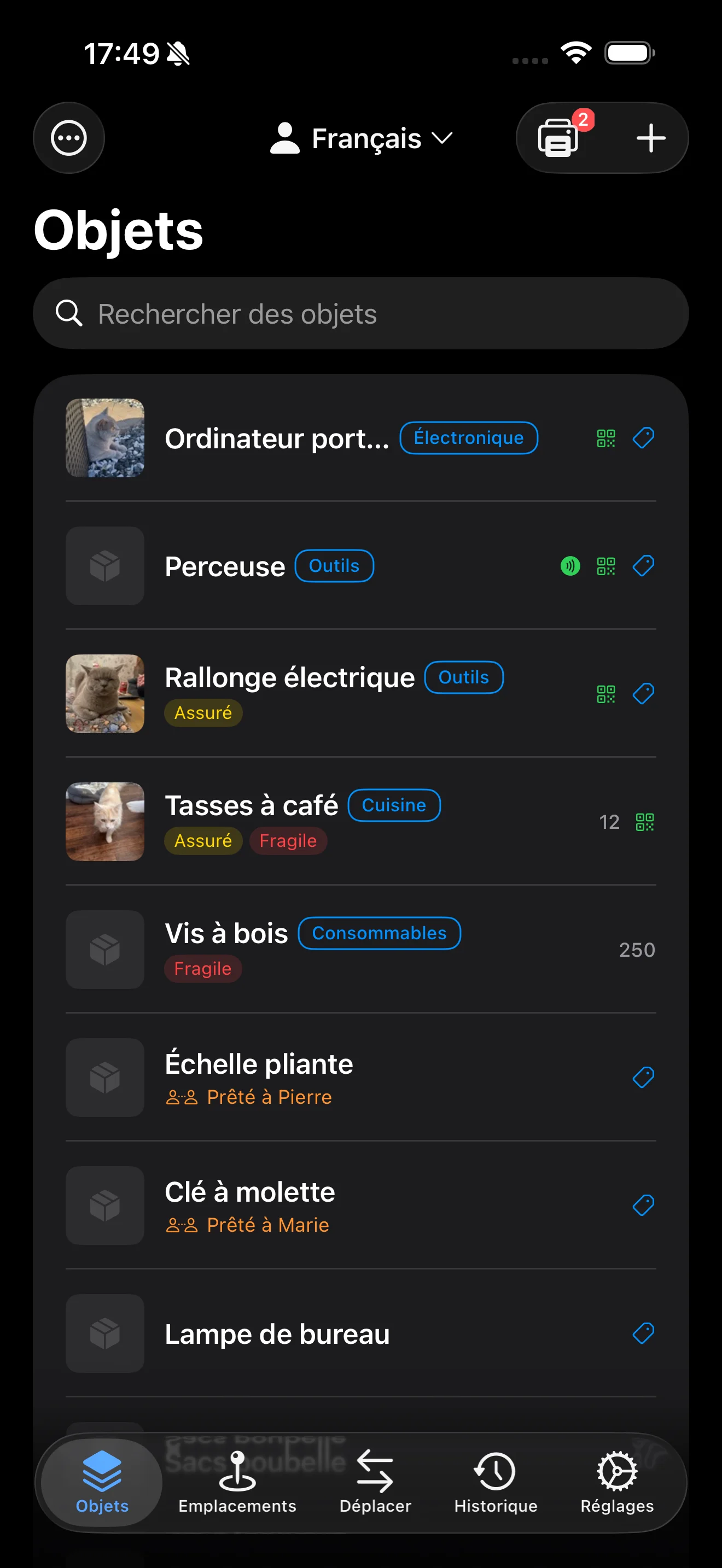 Liste d'objets montrant le statut de pr&ecirc;t avec les noms des emprunteurs